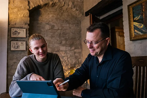 Steuerberatungsgespräch mit junger Nachwuchskraft im digitalen Umfeld