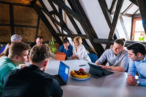 Teammeeting bei Kleinschmidt & Partner in entspannter Arbeitsatmosphäre