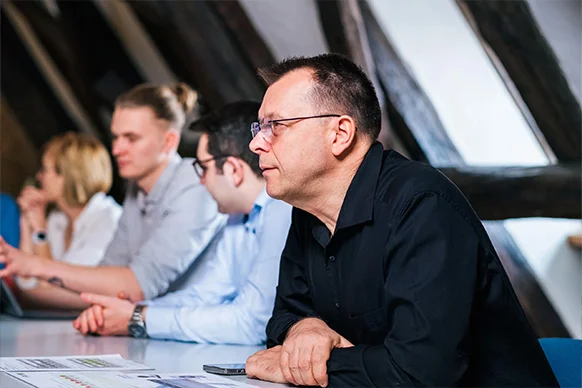 Teammeeting in der Kanzlei – Fokus auf einem Mitarbeiter während einer Besprechung